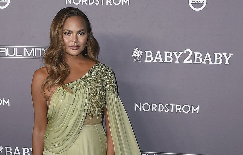Chrissy Teigen llega a la gala Baby2Baby el 9 de noviembre de 2019 en Culver City, California. Teigen ha escrito un mensaje sincero sobre la reciente pérdida de su tercer hijo con su esposo John Legend.&nbsp;