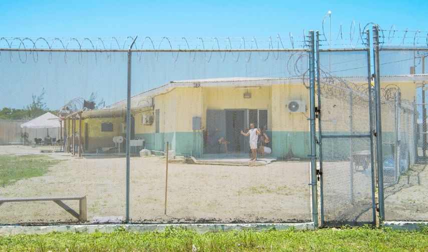 Vista exterior del Centro de Detención de Inmigrantes de Islas Caimán.&nbsp;
