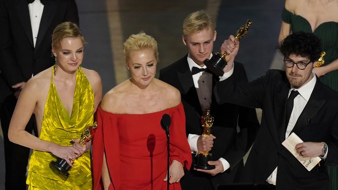 Yulia Abrosimova, segunda de izquierda a derecha, y miembros del equipo de Navalny reciben el premio a Mejor largometraje documental ruso en los Óscar el domingo 12 de marzo de 2023, en el Teatro Dolby en Los Ángeles.