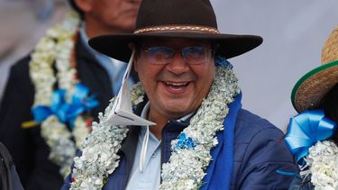 El presidente electo Luis Arce sonríe durante una fiesta por su victoria electoral en El Alto, Bolivia, el sábado 24 de octubre de 2020.&nbsp;