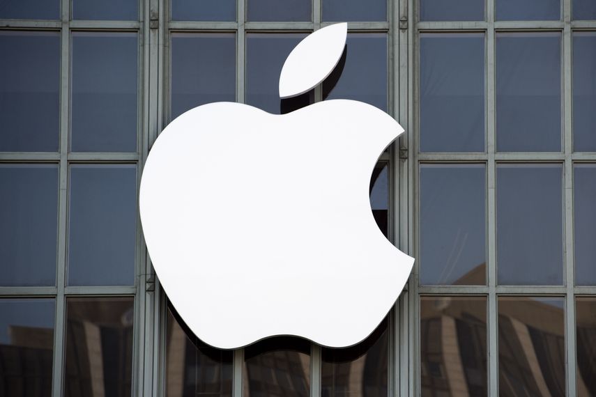 El logo de Apple en el Bill Graham Civic Auditorium en San Francisco, California.