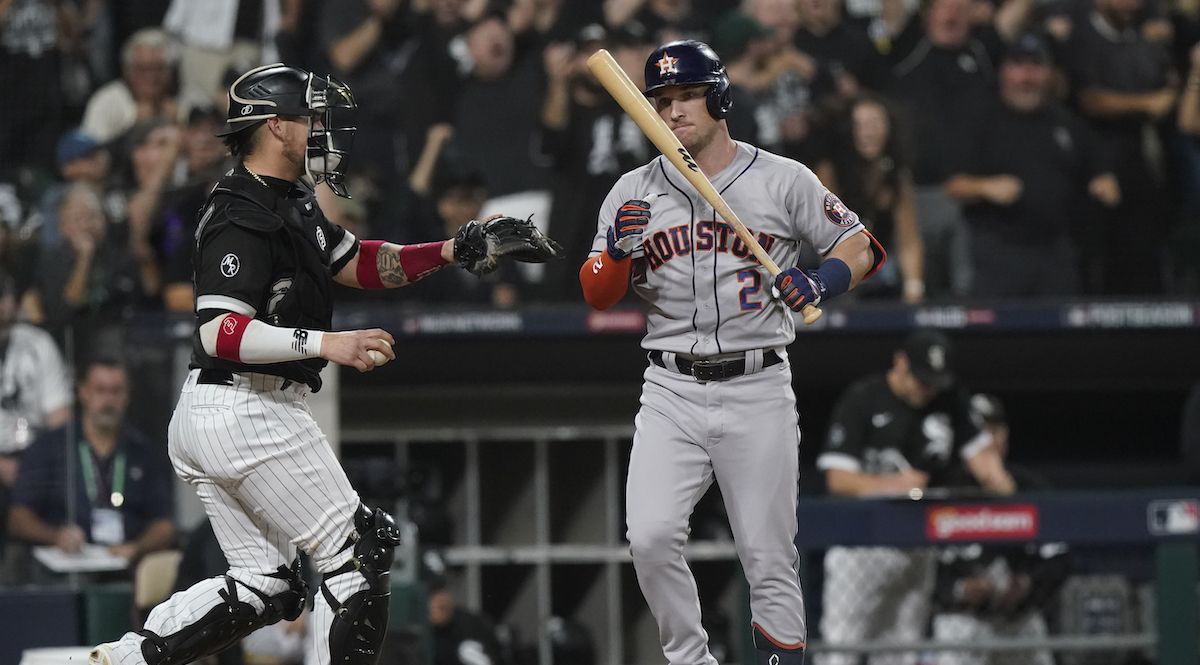 Alex Bregman (2) de los Astros de Houston tras poncharse ante los Medias Blancas de Chicago, el domingo 10 de octubre de 2021. Alex Bregman (2) de los Astros de Houston tras poncharse ante los Medias Blancas de Chicago, el domingo 10 de octubre de 2021.