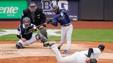 Manuel Margot de los Rays de Tampa Bay conecta un jonrón de dos carreras en la cuarta entrada frente a los Yanquis de Nueva York el sábado 17 de abril del 2021