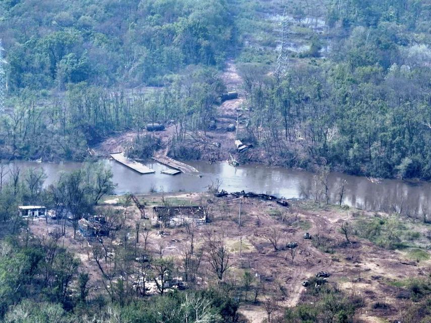 En esta fotografía, proporcionada por las fuerzas armadas de Ucrania el jueves 12 de mayo de 2022, puede apreciarse un puente en ruinas con docenas de vehículos blindados rusos destruidos o dañados en las dos márgenes del río Síverskyi Donets, luego de que el puente fue volado, en el este de Ucrania.&nbsp; &nbsp;
