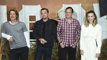 Brad Pitt, de  izquierda a derecha, Leonardo DiCaprio, Quentin Tarantino y Margot  Robbie en una sesión de retratos de Once Upon a Time in Hollywood en  el Hotel Four Seasons en Los Angeles.&nbsp;