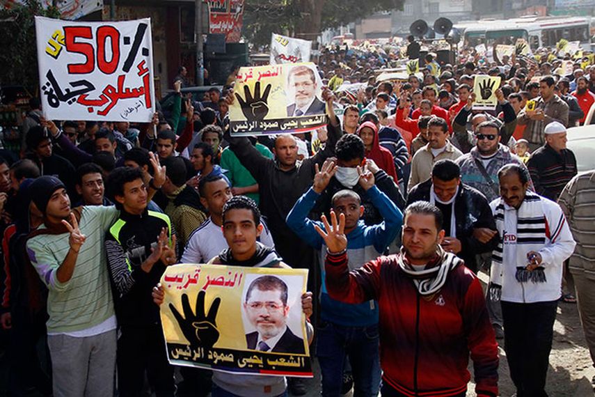 Partidarios del derrocado presidente egipcio Mohamed Morsi se manifiestan en El Cairo, Egipto. (Foto AP/Diario El Shorouk, Ahmed Abdel Fattah)