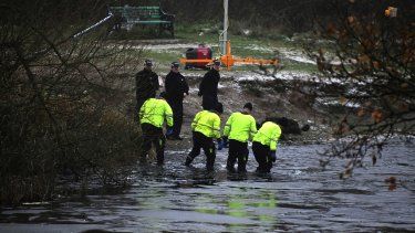 Equipos de búsqueda de la policía buscan en un lago congelado luego de que cuatro niños cayeron a las aguas gélidas y tres de ellos murieron; el cuarto estaba muy grava, en Babbs Mill Park en Kingshurst, Solihull, Inglaterra, el lunes 12 de diciembre de 2022.&nbsp;
