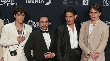 El actor argentino Juan Caruso, el director español Juan Antonio Bayona, el actor uruguayo Enzo Vogrincic y el actor argentino Felipe González Otano, de la película La sociedad de las nieves, posan a su llegada a la ceremonia de los Premios Platino del Cine Iberoamericano, en el hotel Xcaret en Playa del Carmen, México, el 20 de abril de 2024. &nbsp; &nbsp;