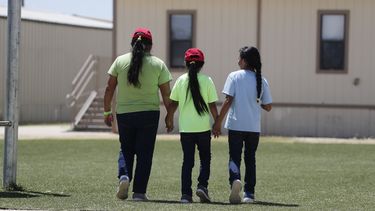 Tres inmigrantes que desean recibir asilo en Estados Unidos salen de una cafetería en el Centro Residencial para Familias del Sur de Texas, del Servicio de Control de Inmigración y Aduanas, el 23 de agosto de 2019, en Dilley, Texas. 