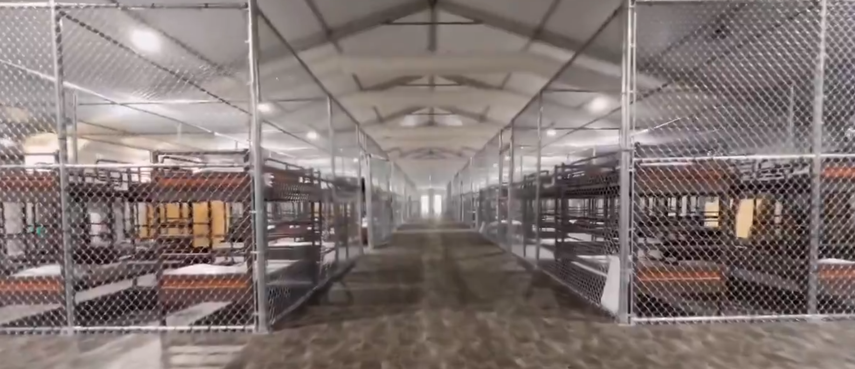 Vista de Alligator Alcatraz por dentro. Vista de Alligator Alcatraz por dentro.