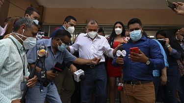 El expresidente hondureño Porfirio Lobo Sosa llega al Ministerio Público (MP) de Tegucigalpa, el 26 de julio de 2021. Lobo comparecerá ante el MP luego de que el gobierno de Estados Unidos le prohibiera ingresar al país, luego de acusarlo de presuntamente recibir sobornos de drogas. traficantes a cambio de favores políticos.