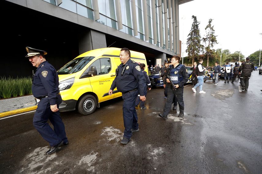 La policía arriba a un centro comercial lujoso en el sur de Ciudad de México, 24 de julio de 2019, donde una mujer disfrazada con peluca rubia asesinó a dos israelíes.