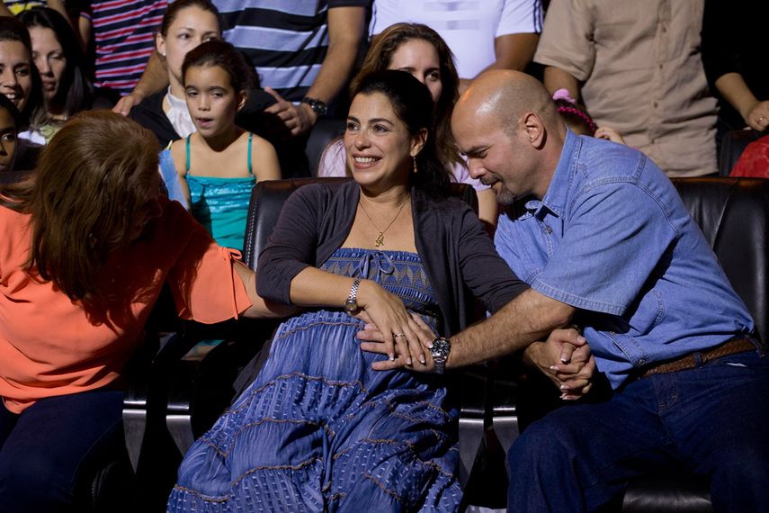 Gerardo Hernandez y su esposa Adriana Perez durante un concierto de Silvio Rodríguez en La Habana, el pasado 20 de diciembre de 2014. (AP)