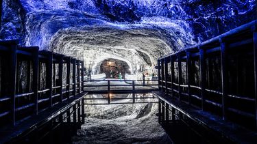 Espejo de agua de la Catedral de sal de Zipaquirá en Colombia.
