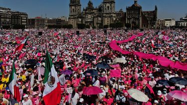 Miles de personas protestan contra una reforma electoral propuesta por el presidente Andrés Manuel López Obrador, en el Zócalo de la Ciudad de México, el domingo 26 de febrero de 2023.