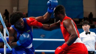 El cubano Julio César La Cruz (derecha) garantizó su presencia en los próximos Juegos Olímpicos de París 2024.