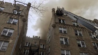 Las imágenes muestran cómo el fuego llegó hasta el tejado del edificio, de seis pisos, provocando grandes columnas de humo negro.&nbsp;