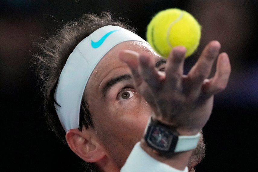 El español Rafa Nadal realiza un saque en el encuentro ante el estadounidense Mackenzie McDonald en el Abierto de Australia, el miércoles 18 de enero de 2023&nbsp;