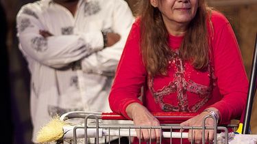 El personaje de Purita es recreado por Marcia Arencibia-Henderson mientras Marcelino Valdés le pone música al monólogo. (LUIS LEONEL LEÓN)