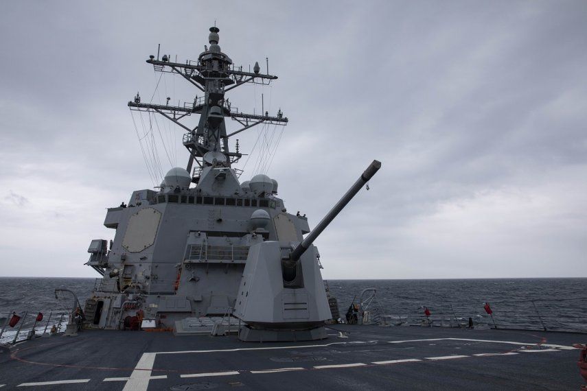 El destructor misilístico USS Ralph Johnson (DDG 114) realiza maniobras de rutina en el estrecho de Taiwán, 9 de setiembre de 2023.&nbsp;