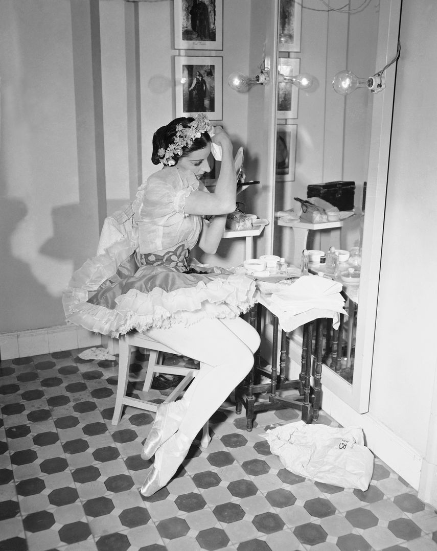 Alicia Alonso, la prima ballerina de Cuba, en su camerino en La Habana, en 1949.