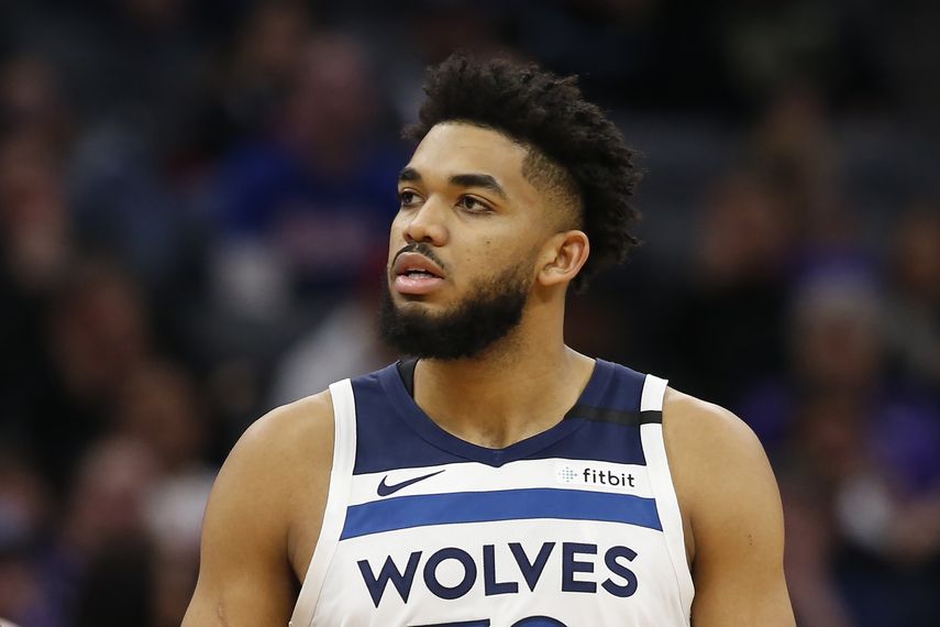 Karl-Anthony Towns, de los Timbwerwolves de Minnesota, durante un juego ante los Kings de Sacramento el&nbsp;3 de febrero de 2020, en Sacramento, California.