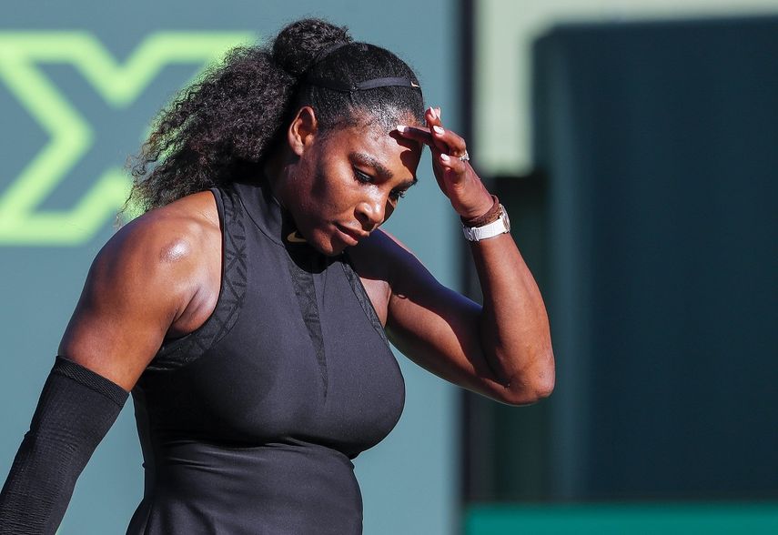 Serena Williams, de Estados Unidos, reacciona ante Naomi Osaka de Japón este 21 de marzo de 2018, durante un partido de&nbsp;tenis&nbsp;de la primera ronda del Abierto de Miami.