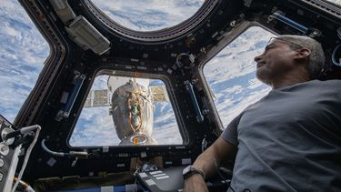 En esta imagen de archivo, distribuida por la NASA, el astronauta estadounidense e ingeniero de vuelo de la expedición 66, Mark Vande, mira a la Tierra desde una cúpula de la Estación Espacial Internacional, el 4 de febrero de 2022.&nbsp;