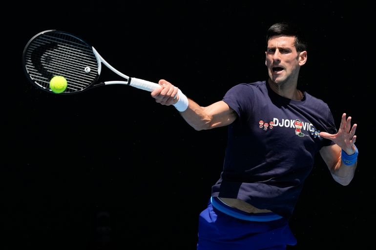 El defensor del título masculino del Abierto de Australia, Novak Djokovic, entrena en la cancha Rod Laver antes del torneo en Melbourne, Australia, el miércoles 12 de enero de 2022. 