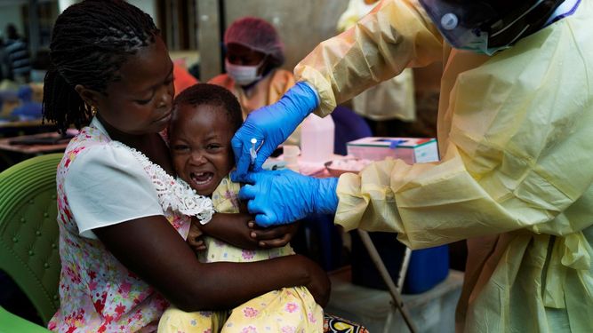 Un niño es vacunado contra el ébola en Beni, Congo, el 13 de julio de 2019.&nbsp;