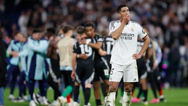 El centrocampista inglés #05 del Real Madrid, Jude Bellingham, reacciona al final del partido de vuelta de los cuartos de final de la UEFA Champions League entre el Real Madrid CF y el Arsenal en el Estadio Santiago Bernabéu de Madrid el 16 de abril de 2025