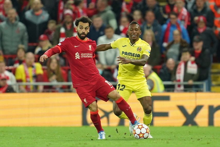 Mohamed Salah, del Liverpool, disputa un balón con el ecuatoriano Pervis Estupiñán, del Villarreal, durante el partido de ida de la semifinal de la Champions, el miércoles 27 de abril de 2022, en Liverpool, Inglaterra.