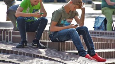 Los adolescentes que pasan más tiempo frente a los dispositivos de pantalla son notablemente más infelices que quienes invirtieron más tiempo en actividades como deportes, lectura e interacción social cara a cara.