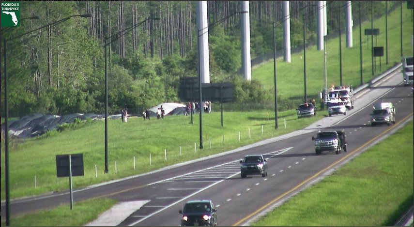 El globo cayó a un lado de la vía expresa.&nbsp;