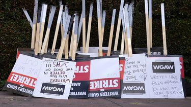 Letreros tras una manifestación de integrantes del Sindicato de Guionistas de Estados Unidos fuera de los estudios Walt Disney el 2 de mayo de 2023, en Burbank, California.&nbsp;