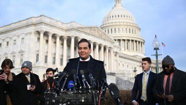 El representante republicano George Santos habla con la prensa frente al Capitolio, Washington, jueves 30 de noviembre de 2023.&nbsp;