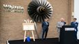 El rey Carlos III pronuncia un discurso durante una visita al Laboratorio Whittle en Cambridge, este de Inglaterra, el 9 de mayo de 2023, donde se reunió con académicos, líderes de aviación y recorrió las instalaciones.