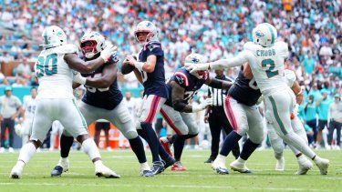 Drake Maye # 10 de los New England Patriots busca pasar contra los Miami Dolphins durante el segundo cuarto del juego en el Hard Rock Stadium el 14 de septiembre de 2025 en Miami Gardens, Florida. 