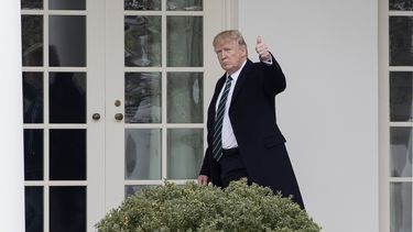 El presidente de EEUU, Donald Trump, camina por uno de los pasillos exteriores de la Casa Blanca, este 17 de marzo de 2017.