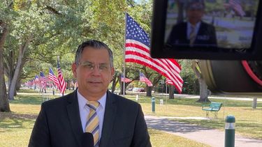 El periodista Rolando Nápoles durante un reportaje en Miami.&nbsp;