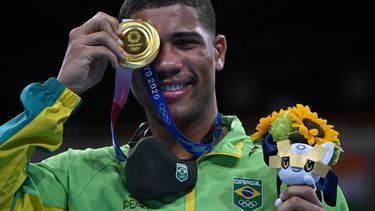El medallista de oro brasileño Hebert Sousa celebra en el podio durante la ceremonia de entrega de medallas para la pelea final de boxeo de peso medio masculino (69-75 kg) durante los Juegos Olímpicos de Tokio 2020