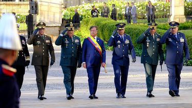 El&nbsp; presidente de Colombia Gustavo Petro acompañado por el director general de la policía, el general Jorge Luis Vargas, el comandante general de las Fuerzas Militares, el general Luis Navarro, el jefe del Estado Mayor de las Fuerzas Militares, Jorge González, el Comandante del Ejército Iván Moreno y el Comandante de la Fuerza Aérea Pablo García al recibir honores militares después de la ceremonia de toma de posesión en la Plaza de Bolívar en Bogotá, el 7 de agosto de 2020.