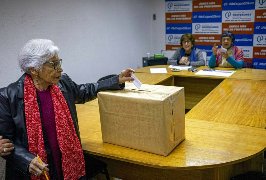 La profesora retirada Nora Zurita, de 91 años, deposita su voto sobre si continuar o no la huelga de maestros de escuelas públicas iniciada más de un mes antes, en Santiago de Chile,