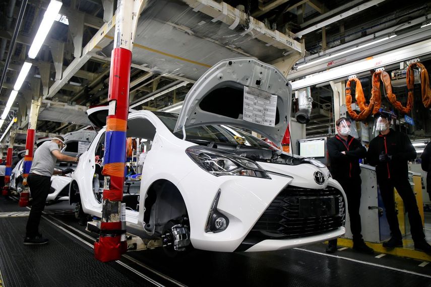 Varios empleados trabajan en una planta de emsamblaje de Toyota en EEUU.