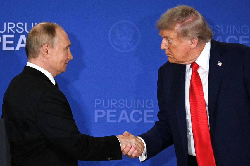 El presidente de Estados Unidos Donald J. Trump estrecha la mano de su homólogo Vladimir Putin durante su encuentro en Alaska.