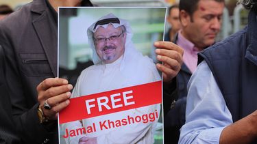 Varios activistas muestran retratos del periodista saudí presuntamente asesinado dentro del Consulado de Arabia Saudita en Estambul.&nbsp;