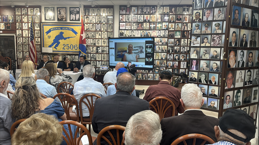 Hermana de José Daniel Ferrer, testimoniante en evento conmemorativo del 11J coordinado por el exilio en la sede de la Brigada 2506.
