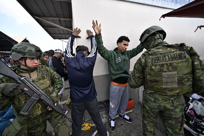 &nbsp;Militares realizan controles de armas y drogas en Quito el 10 de febrero de 2026, como parte de la lucha contra el crimen. La noche del 15 de marzo de 2026, Ecuador lanzará una operación de dos semanas para desmantelar bandas de narcotraficantes con apoyo de Estados Unidos y bajo estrictos toques de queda en las regiones más afectadas por la violencia.
