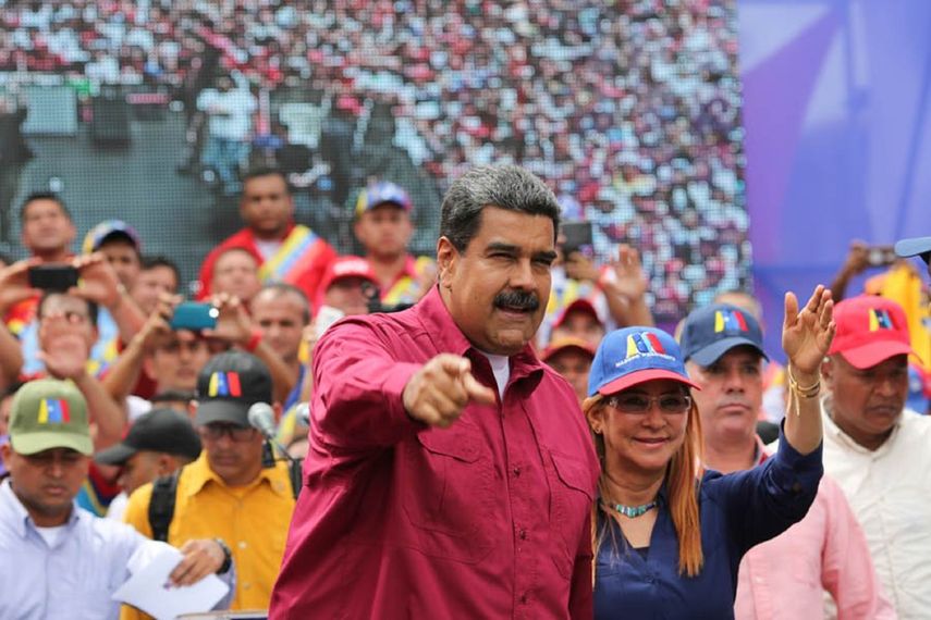 Maduro, acompañado de Cilia Flores, habló a una multitud de partidarios en la ciudad de San Cristóbal, capital del estado Táchira, fronterizo con Colombia.