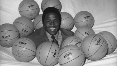Willis Reed, jugador de los Knicks de Nueva York, posa rodeado de pelotas de baloncesto, el 14 de mayo de 1970.